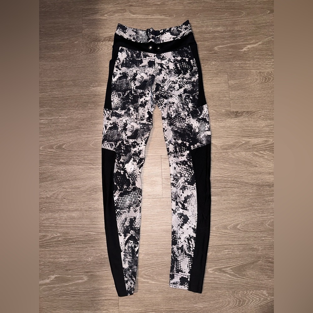 Let’s Gym Black and White workout leggings 🖤🤍